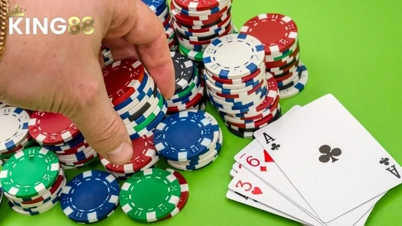 Các lá bài và chồng chip trong bài Baccarat KING88