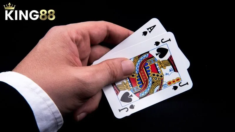 Tay bài Át bích và J bích trong hướng dẫn Blackjack KING88