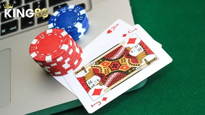 Lá A cơ và J rô cùng các chồng chip đặt trên laptop.