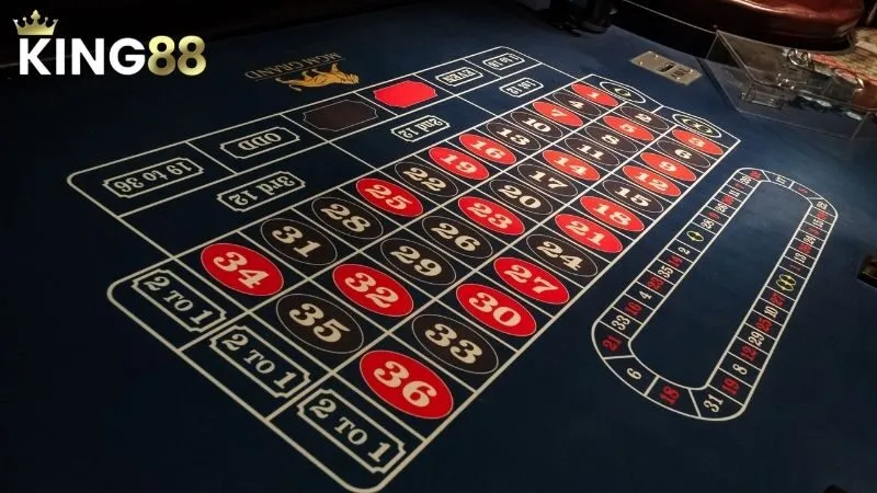 Bảng đặt cược Roulette với ô số, đỏ đen, chẵn lẻ và nhóm 12 số