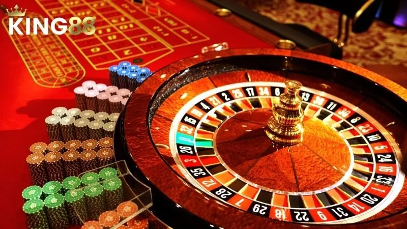 Vòng quay Roulette, bảng số và các chồng chip trong ảnh KING88